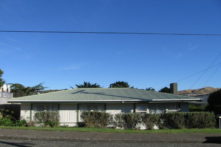 Photo of property in 16 Catherine Crescent, Paparangi, Wellington, 6037