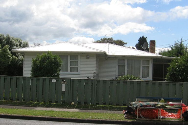 Photo of property in 2 Beaubank Road, Kelston, Auckland, 0602