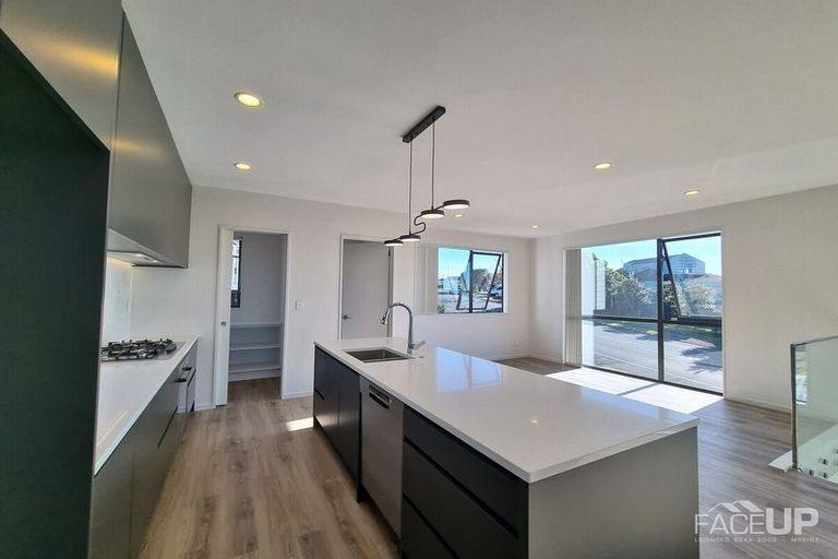 Photo of property in 17a Marina View Drive, West Harbour, Auckland, 0618