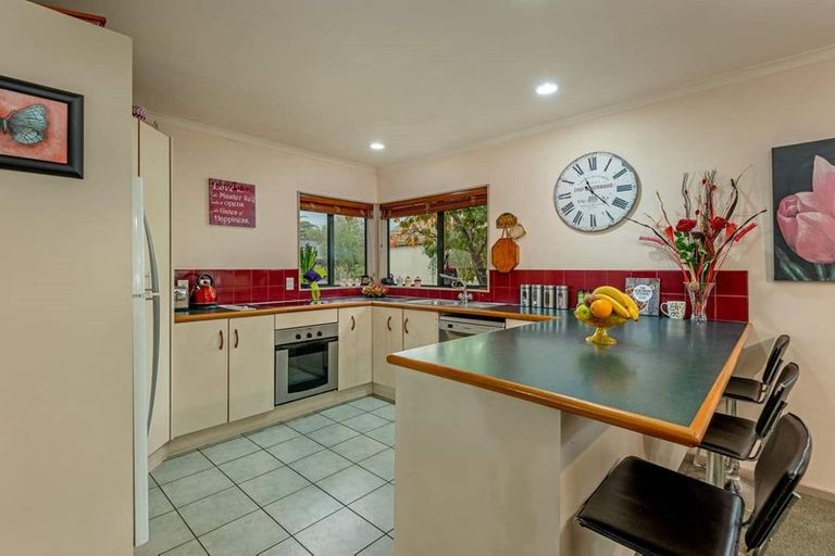 Photo of property in 15 Woburn Place, Takaro, Palmerston North, 4412