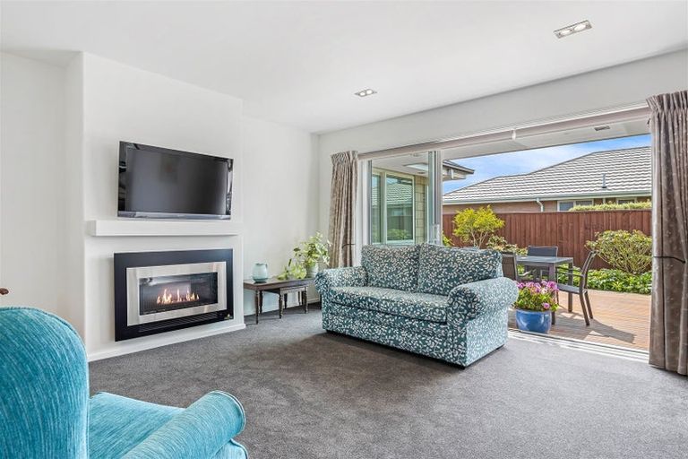 Photo of property in 17 Walnut Way, Rangiora, 7400