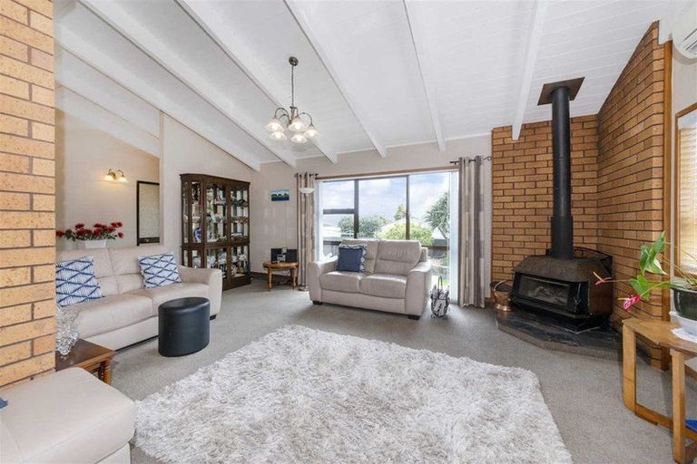 Photo of property in 208 Edmonton Road, Te Atatu South, Auckland, 0610