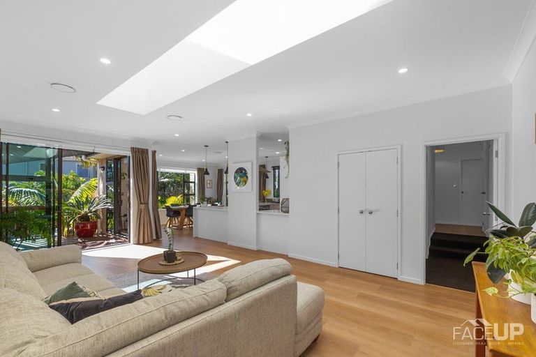 Photo of property in 13 Hobie Court, West Harbour, Auckland, 0618