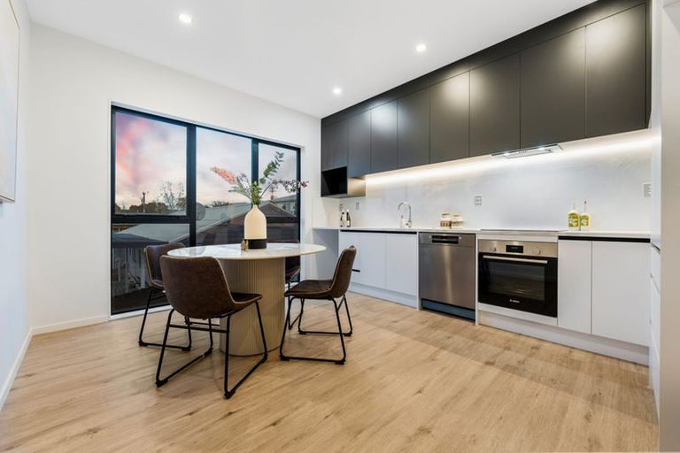 Photo of property in 3/14 Sabot Place, Massey, Auckland, 0614