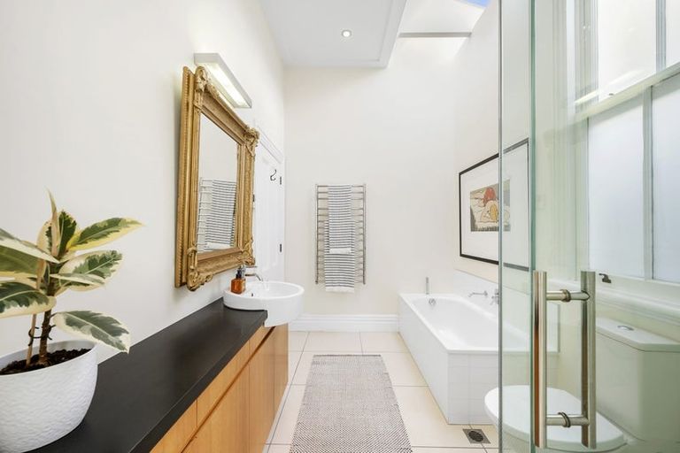 Photo of property in 18 Central Terrace, Kelburn, Wellington, 6012