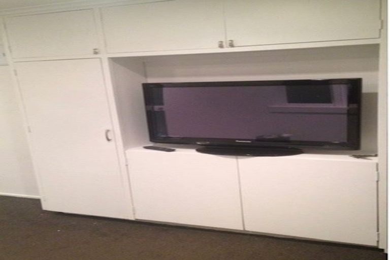 Photo of property in 179 Glenfield Road, Hillcrest, Auckland, 0627