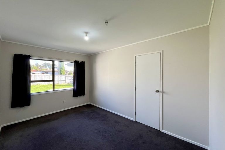 Photo of property in 2/2 Sevilla Place, Unsworth Heights, Auckland, 0632