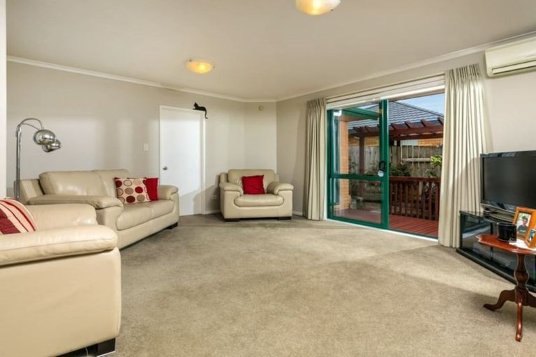 Photo of property in 7 Roberta Crescent, Orewa, 0931