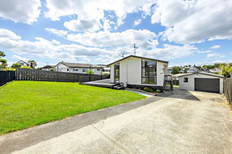 Photo of property in 71 Etherton Drive, Weymouth, Auckland, 2103