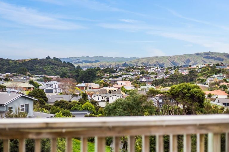 Photo of property in 4 Helm Place, Whitby, Porirua, 5024