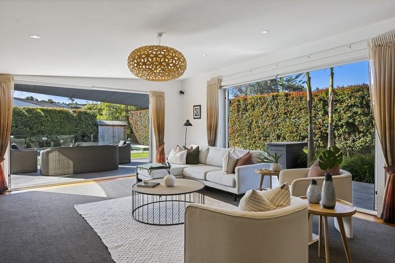 Photo of property in 3a Walton Street, Red Beach, 0932