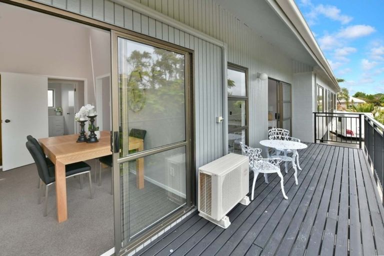 Photo of property in 2/18 Wernham Place, Northcote, Auckland, 0626