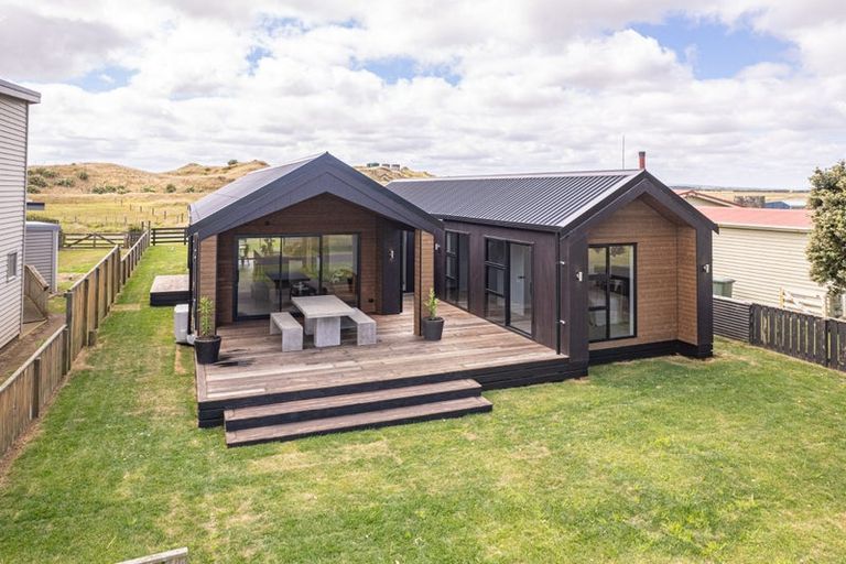 Photo of property in 16 Coleman Avenue, Waverley, 4591