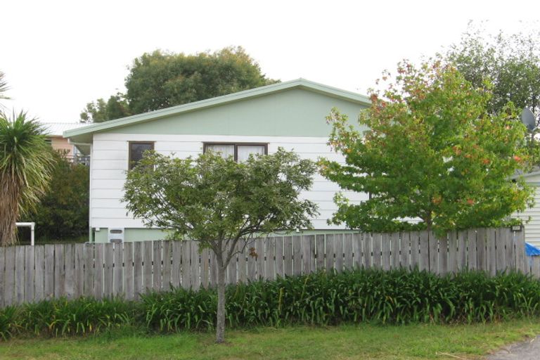 Photo of property in 4 Louise Place, West Harbour, Auckland, 0618