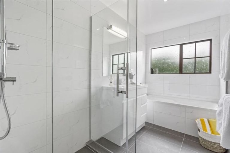 Photo of property in 8 Curacao Place, Half Moon Bay, Auckland, 2012