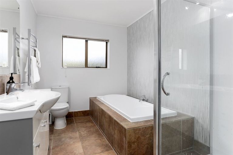 Photo of property in 8 Higham Ferrers Place, Red Beach, 0932