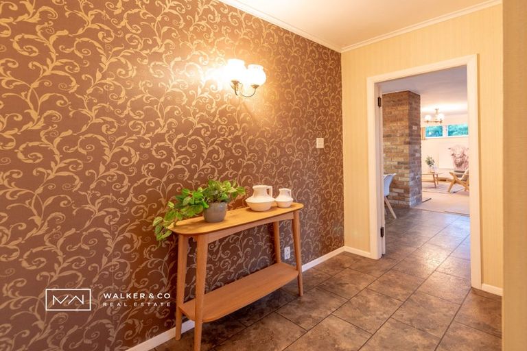 Photo of property in 28 Pinehaven Road, Pinehaven, Upper Hutt, 5019