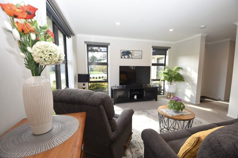 Photo of property in 2 Hereford Drive, Carterton, 5713