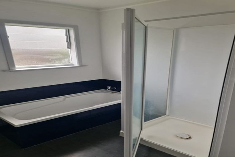 Photo of property in 17 Windy Ridge Road, Glenfield, Auckland, 0629