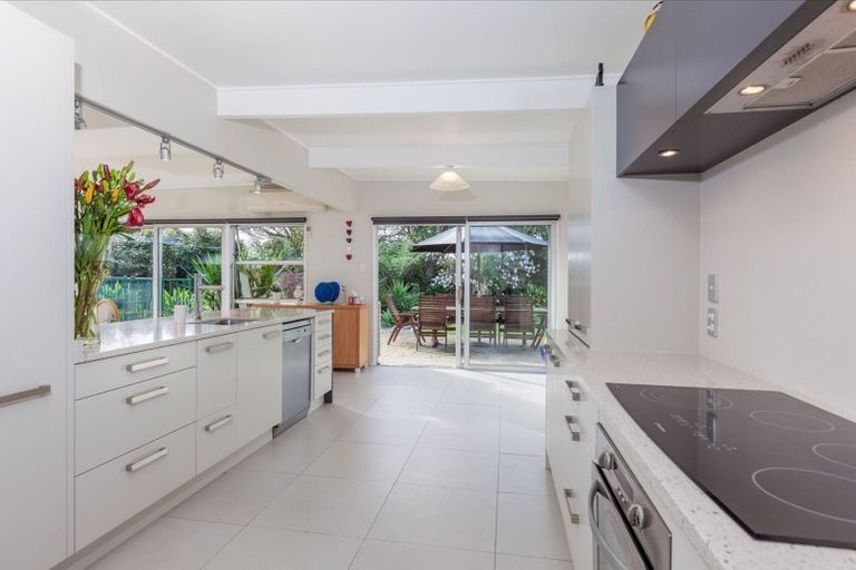 Photo of property in 59 Mcfadzean Drive, Blockhouse Bay, Auckland, 0600
