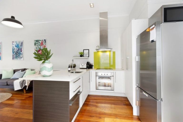 Photo of property in 27 Edinburgh Terrace, Berhampore, Wellington, 6023