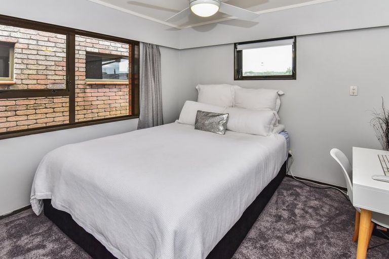 Photo of property in 2/10 Tulloch Place, Conifer Grove, Takanini, 2112