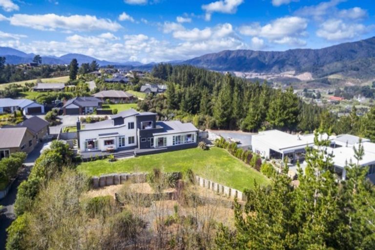 Photo of property in 4 Mount Marua Way, Timberlea, Upper Hutt, 5018