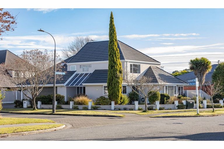 Photo of property in 2 Hatfield Place, Avonhead, Christchurch, 8042