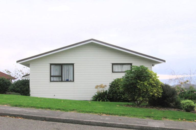 Photo of property in 16 Amokura Street, Waikanae, 5036