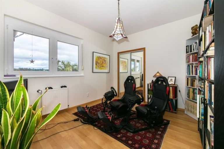 Photo of property in 32 Red Hills Road, Massey, Auckland, 0614