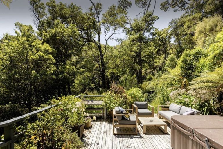 Photo of property in 136 Cheviot Road, Lowry Bay, Lower Hutt, 5013