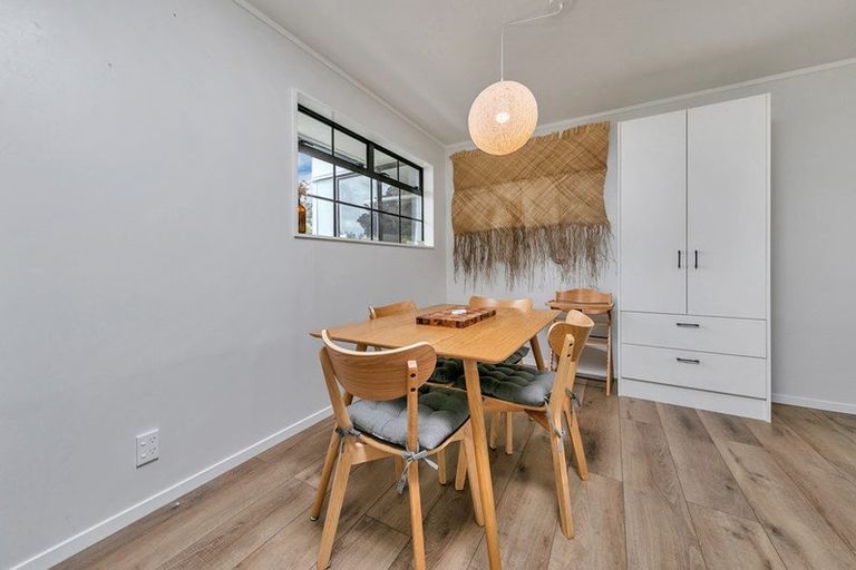 Photo of property in 2/77 Atkinson Road, Titirangi, Auckland, 0604