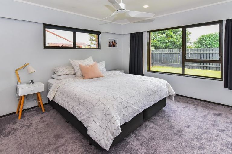 Photo of property in 2/10 Tulloch Place, Conifer Grove, Takanini, 2112