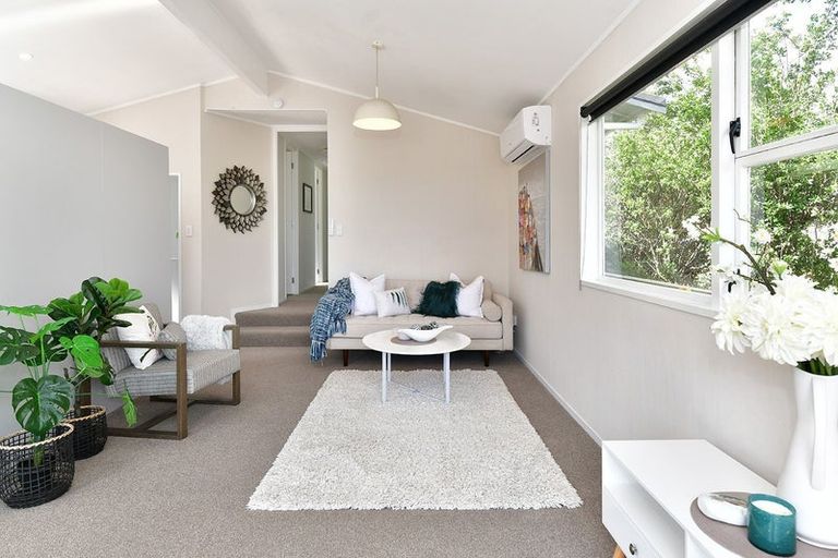 Photo of property in 214 Whangaparaoa Road, Red Beach, 0932