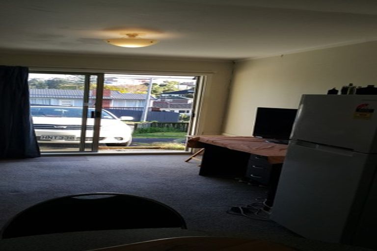 Photo of property in 2/523 Glenfield Road, Glenfield, Auckland, 0629