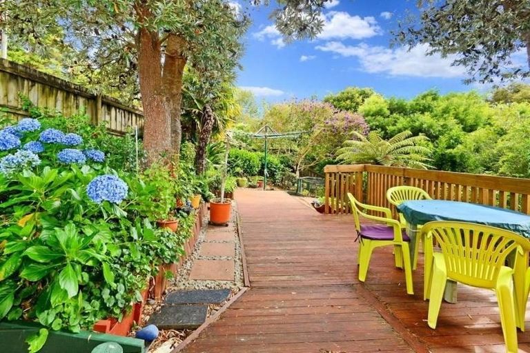 Photo of property in 1/20 Glen Vista Place, Bayview, Auckland, 0629