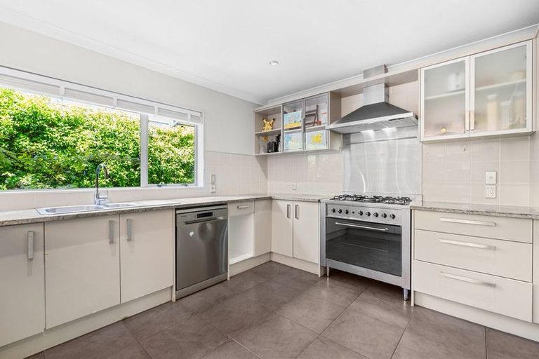 Photo of property in 31 Harrowglen Drive, Northcross, Auckland, 0632