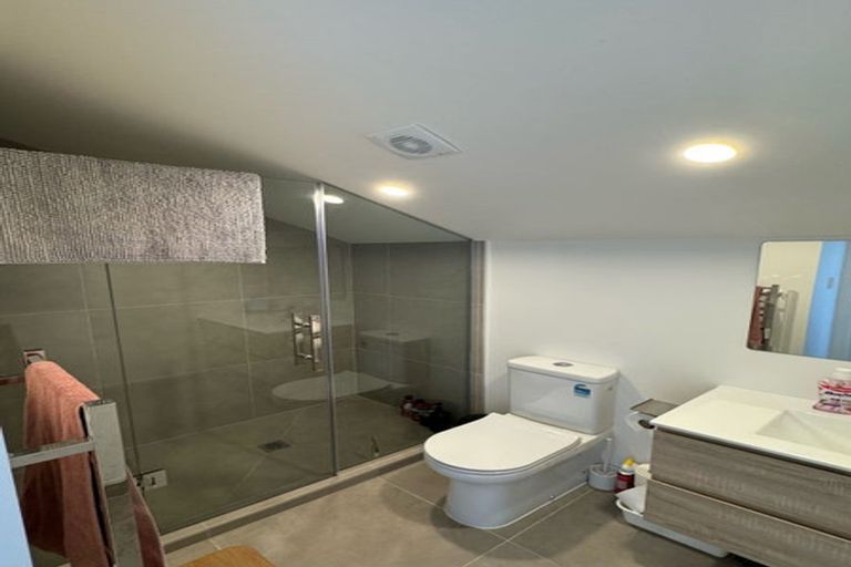 Photo of property in 3/8 Chivalry Road, Glenfield, Auckland, 0629