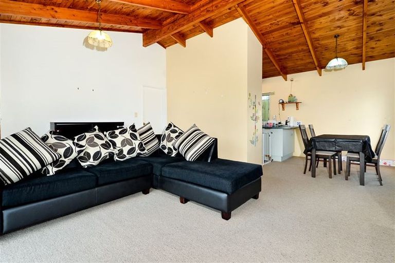 Photo of property in 19a Ashbourne Place, Glendene, Auckland, 0602
