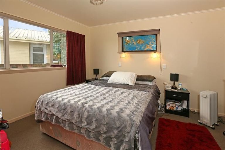 Photo of property in 6 Kirrie Avenue, Te Atatu South, Auckland, 0610