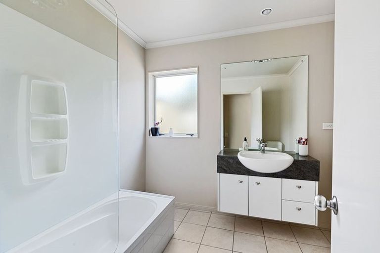 Photo of property in 10 Peachstone Lane, Henderson, Auckland, 0612
