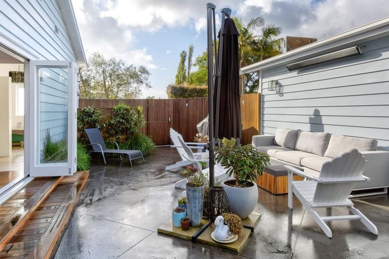 Photo of property in 16 Formby Avenue, Point Chevalier, Auckland, 1022