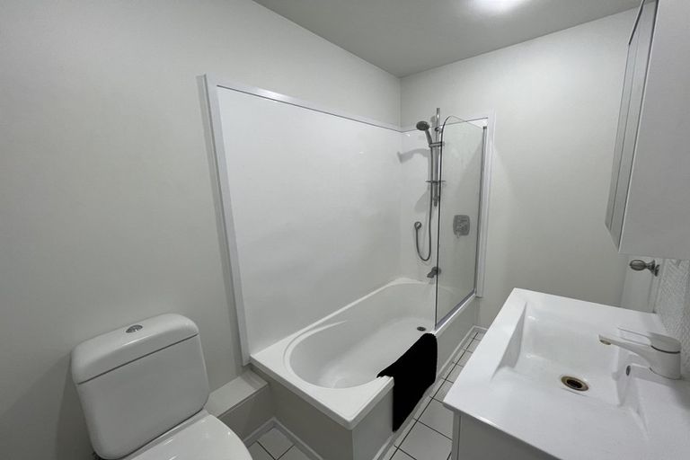 Photo of property in 11/30 John Jennings Drive, Oteha, Auckland, 0632