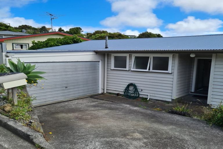 Photo of property in 5 Blandford Way, Newlands, Wellington, 6037