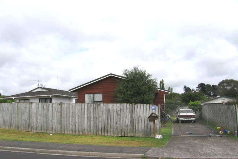 Photo of property in 2/3 Sevilla Place, Unsworth Heights, Auckland, 0632