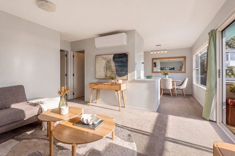Photo of property in 2/418 Queens Drive, Lyall Bay, Wellington, 6022