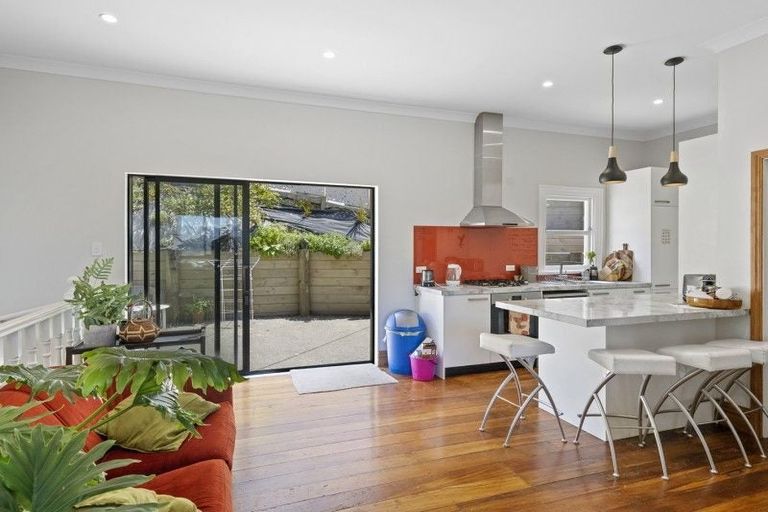 Photo of property in 53 Sutherland Road, Melrose, Wellington, 6023