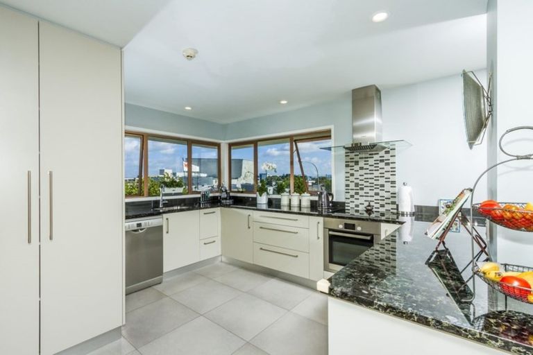 Photo of property in 2b/6 The Promenade, Takapuna, Auckland, 0622
