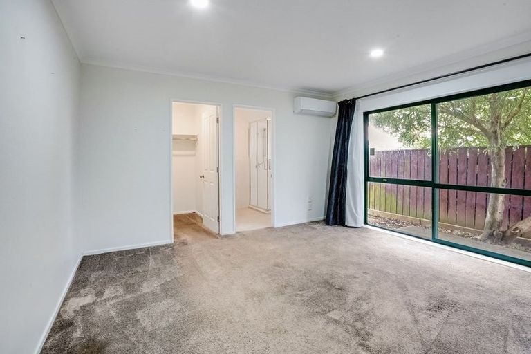 Photo of property in 17 Glenveagh Park Drive, Weymouth, Auckland, 2103