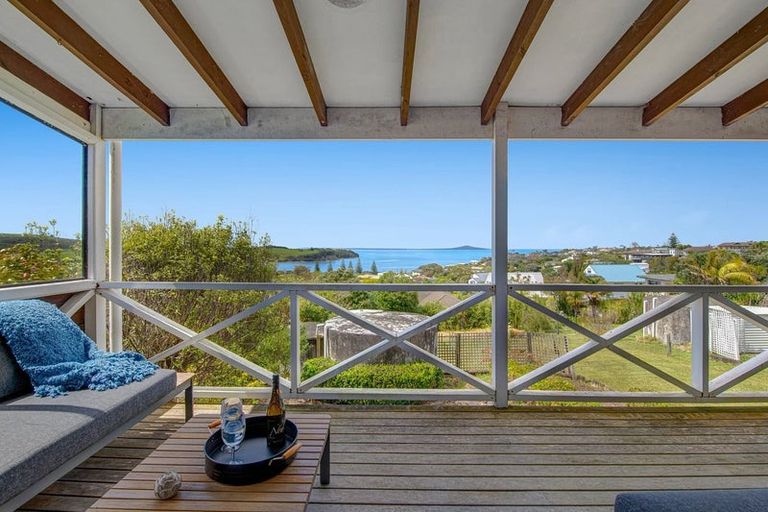 Photo of property in 1435 Whangaparaoa Road, Army Bay, Whangaparaoa, 0930